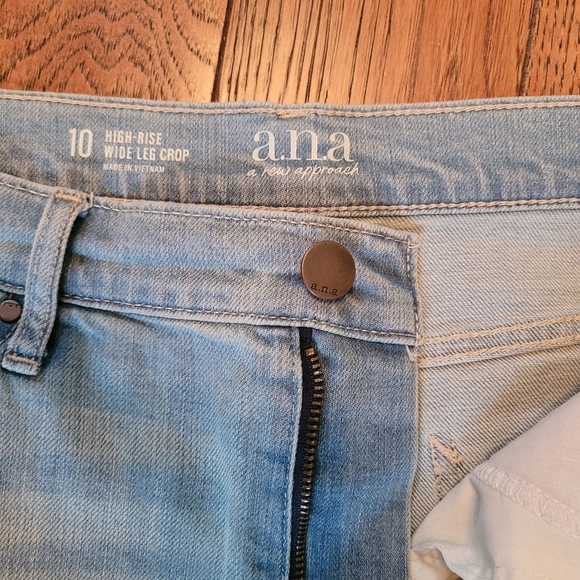 A.N.A. High Rise Wide Leg Cropped Raw Hem Light Wash Denim Jeans - Women 10 - Picture 5 of 6